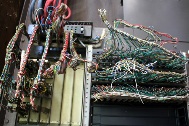 vue de l'intérieur d'u nstandard téléphonique : beaucoup de fils de toutes les couleurs