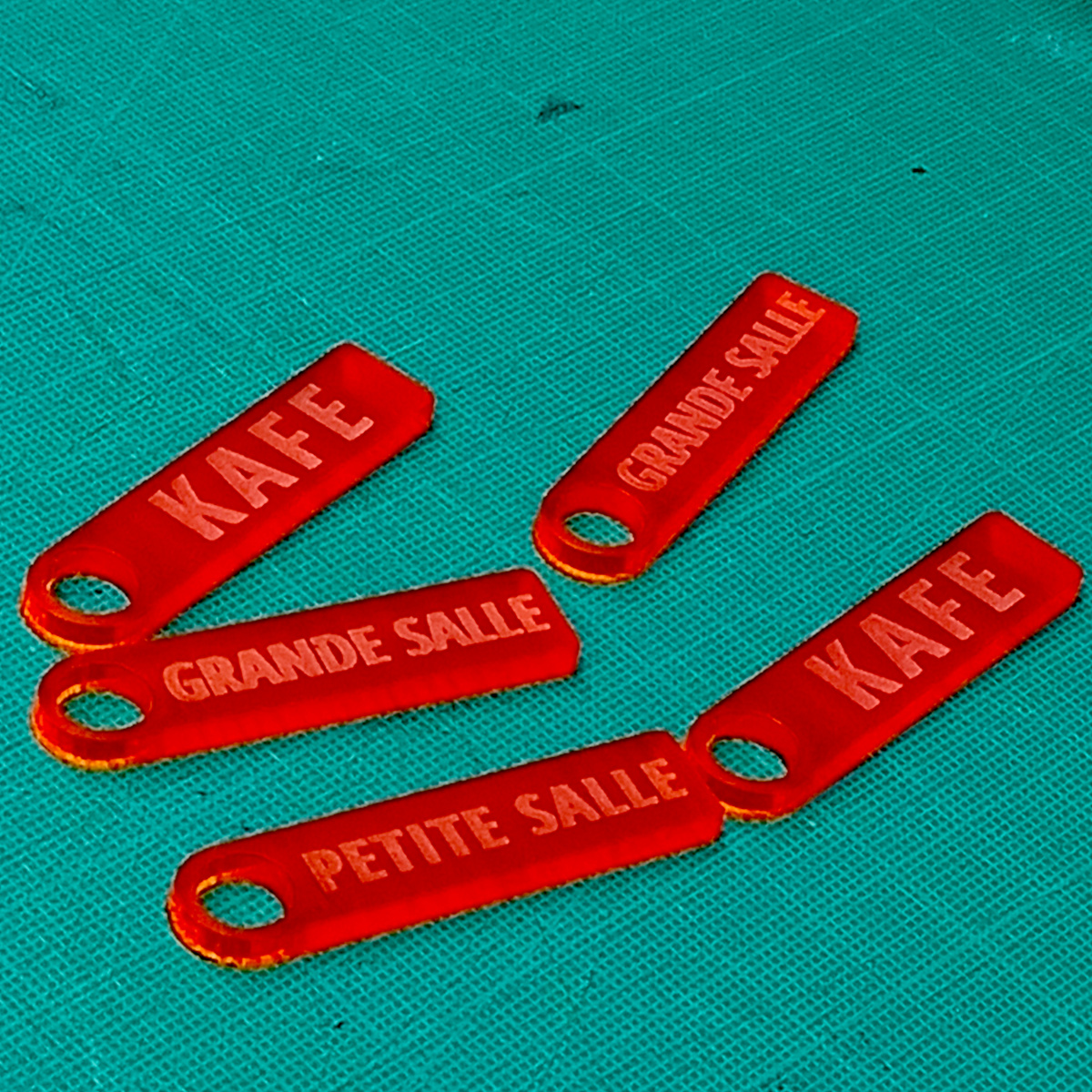 openatelier:projet:etiquette_porte_cle_flux_pmma.jpg