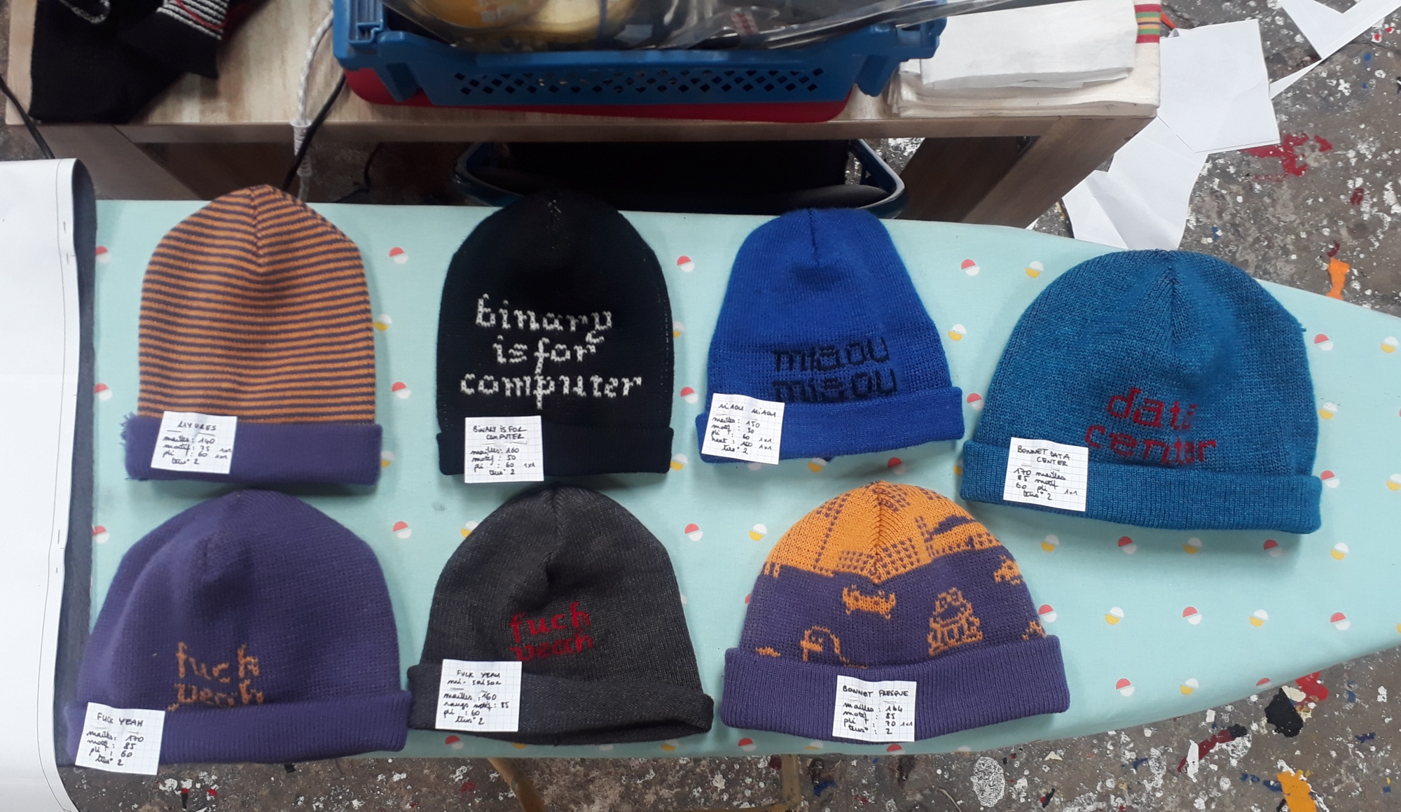 openatelier:projet:my_maille_collection:bonnets_se_defiler_du_travail.jpg