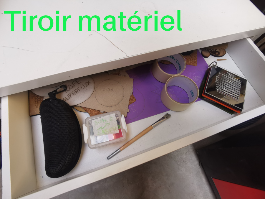 outil:decoupeuse_laser_vevor_kh9060:4_tiroir_materiel_01.jpg