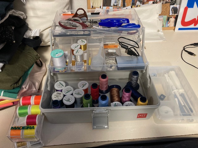 outil:machine_a_broder_brother_vr:boite_fil.jpg