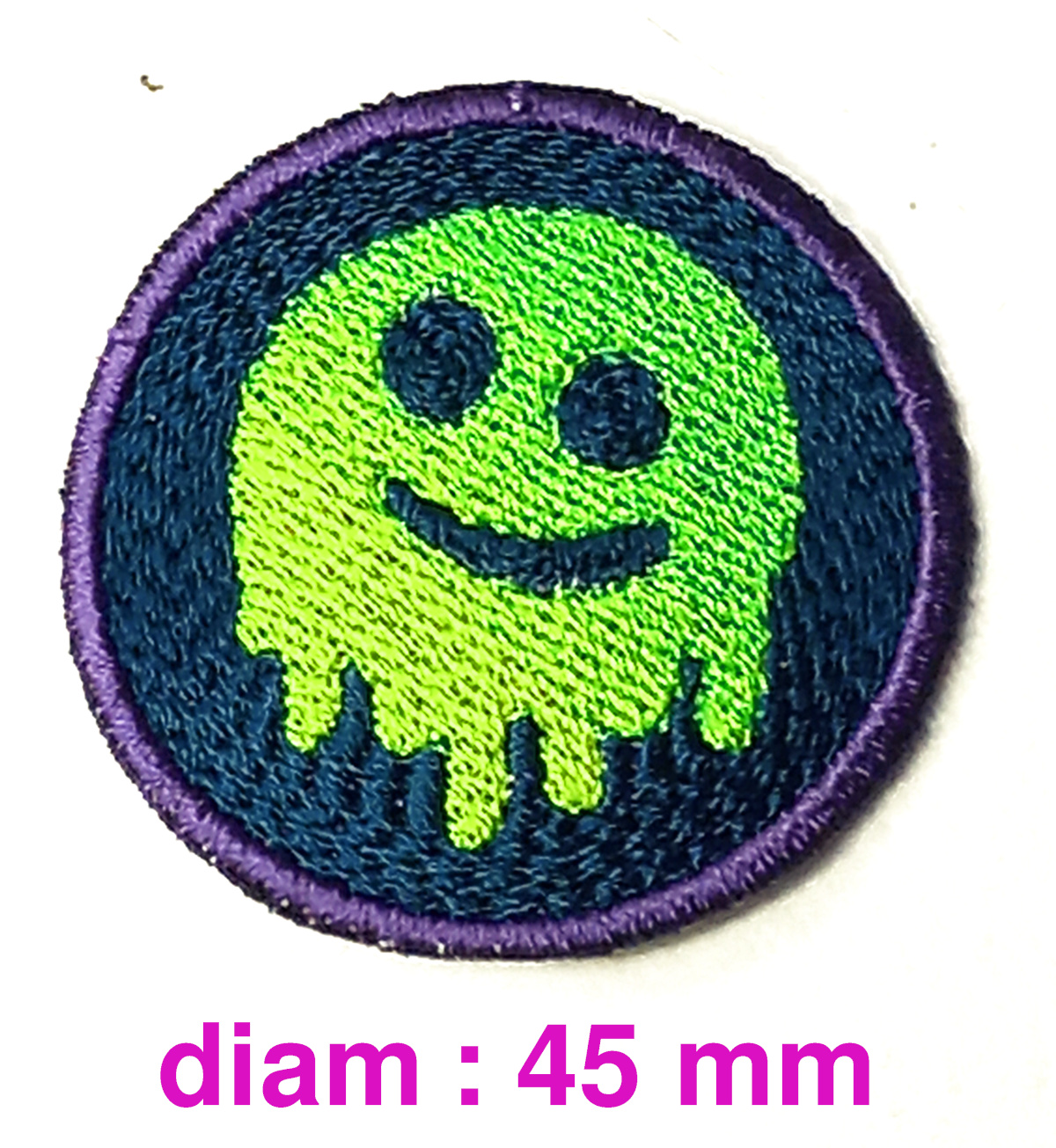 recherche:residence_textile_2026:patch_broderie:petit_fantome_patch_degrade.jpg